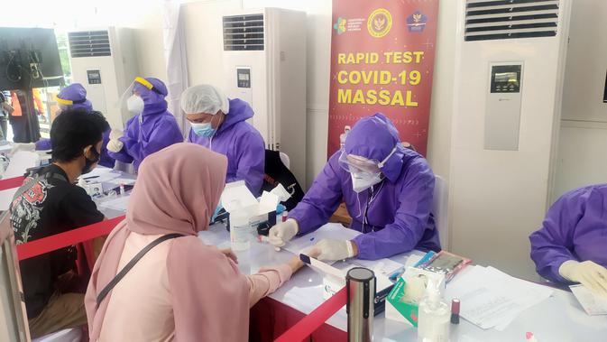 BIN menggelar rapid test dan swab test terhadap pedagang dan pengunjung Pasar Ciawi, Bogor, Sabtu (4/7/2020). Tes massal ini dilakukan untuk memutus rantai penyebaran virus corona Covid-19. (Liputan6.com/Achmad Sudarno)
