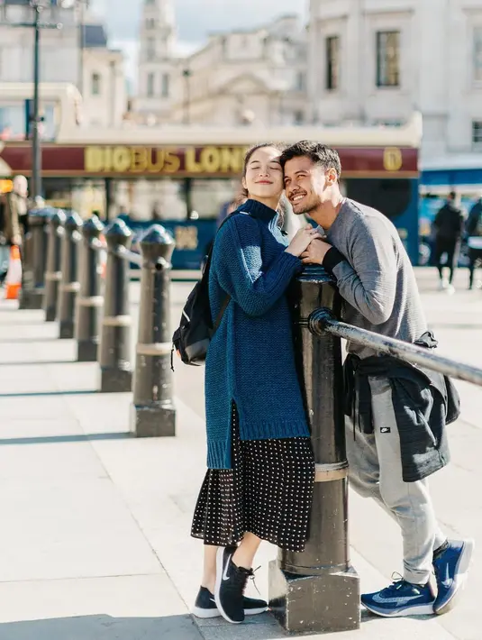 "Ngidam gak ada, paling makan rujak aja terus setiap hari. Harus ada yang asam-asam sih," ucap Putri saat dijumpai di kawasan Senayan, Jakarta Pusat, Rabu (30/5). (Instagram/chicco.jerikho)
