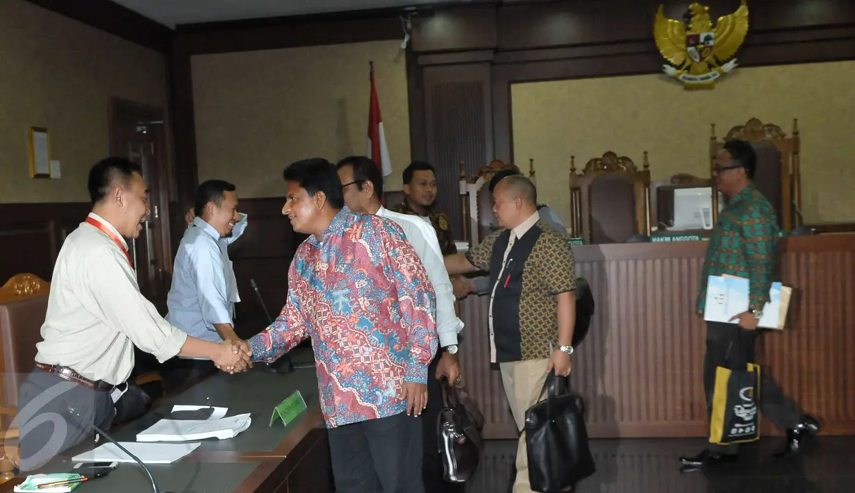 Ramapanicker Rajamohanan Nair menyalami Penuntut Umum usai sidang vonis di Pengadilan Tipikor, Jakarta, Senin (17/4). Vonis majelis hakim lebih ringan dari tuntutan jaksa yakni empat tahun penjara. (Liputan6.com/Helmi Afandi)