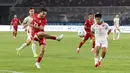 Gelandang Timnas Indonesia, Marc Klok (23), melepaskan umpan ke area pertahanan Vietnam yang dikawal Nguyen Van Vi (3) pada laga ketiga Grup A Piala AFF 2026 di Stadion Pakansari, Bogor, Senin (3/8/2026) malam WIB. Marc Klok berupaya mengatur ritme permainan Garuda, namun Indonesia harus mengakui keunggulan Vietnam dengan skor 0-3. (Kapanlagi.com/Budy Santoso)