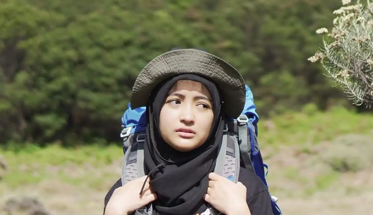 Untuk kamu yang berencana berkemah, OOTD komedian Arafah ini bisa jadi pilihan yang tepat untuk memberikan tampilan nyaman dan stylish. Padukan long sleeve top hitam, hijab warna senada, celana panjang warna kuning, dan topi rimba. (Instagram/arafahrianti).