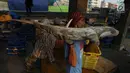 Pekerja tengah membawa ikan hiu di Muara Angke, Jakarta, Kamis (7/6). Indonesia memproduksi ikan hiu sebanyak 13 persen dari total produksi seluruh dunia. (Liputan6.com/Angga Yuniar)