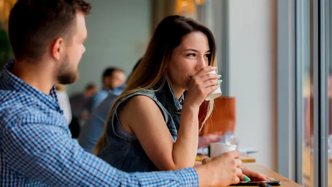 perempuan dan pasangan 12 juli minum