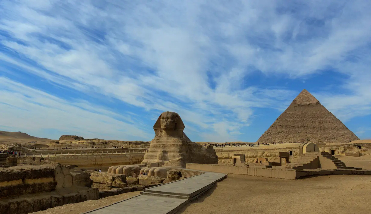 Pemandangan Sphinx dengan latar belakang Piramida Giza di pinggiran Ibukota Kairo, Mesir (6/12). Piramida ini adalah monumen yang tersisa dari Tujuh Keajaiban Dunia. (AFP Photo/Mohamed El-Shahed)