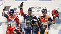 Jorge Lorenzo (tengah) saat selebrasi di podium Sirkuit Losail Qatar (KARIM JAAFAR / AFP)