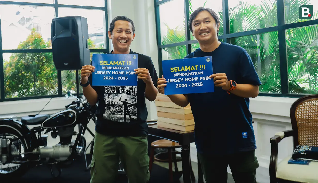Dua pengunjung yang beruntung mendapatkan doorprize berupa jersey orisinil PSIM Yogyakarta berfoto dalam acara peluncuran deretan sponsor PSIM Yogyakarta untuk musim 2024/2025 di Ndalem Poenakawan, Yogyakarta, Jumat (23/8/2024). (Bola.com/Ana Dewi)