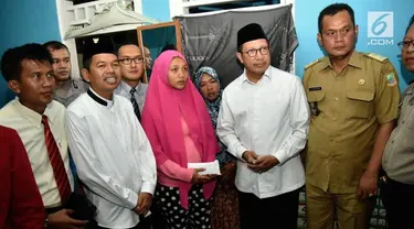 Menteri Agama Lukman Hakim Saifuddin dan Bupati Purwakarta mengunjungi keluarga pria yang dibakar hidup-hidup itu di kediaman mereka di Bekasi