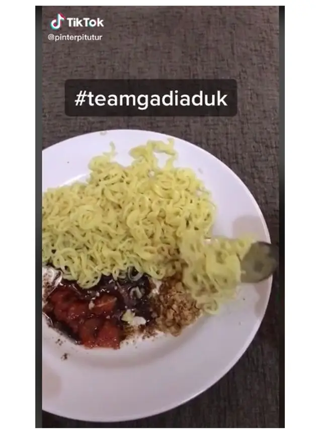 6 Potret Makan Mi Goreng Tidak Diaduk Ini Nyeleneh
