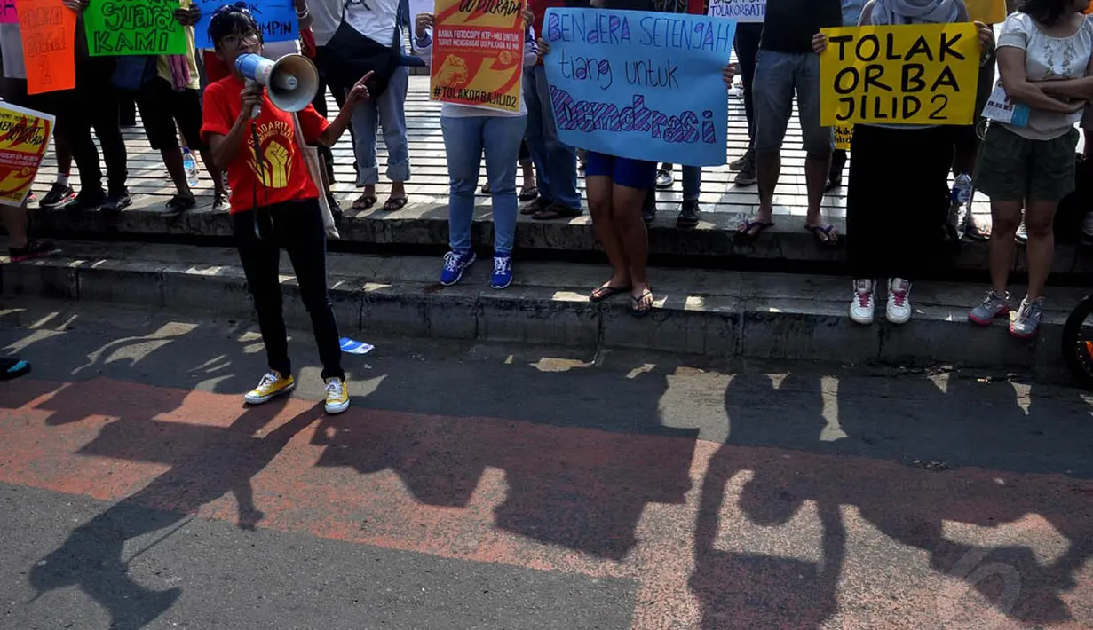 Poster dan spanduk pun ikut meramaikan aksi tolak UU Pilkada di kawasan Bundaran HI, Jakarta, (28/9/14). (Liputan6.com/Miftahul Hayat)