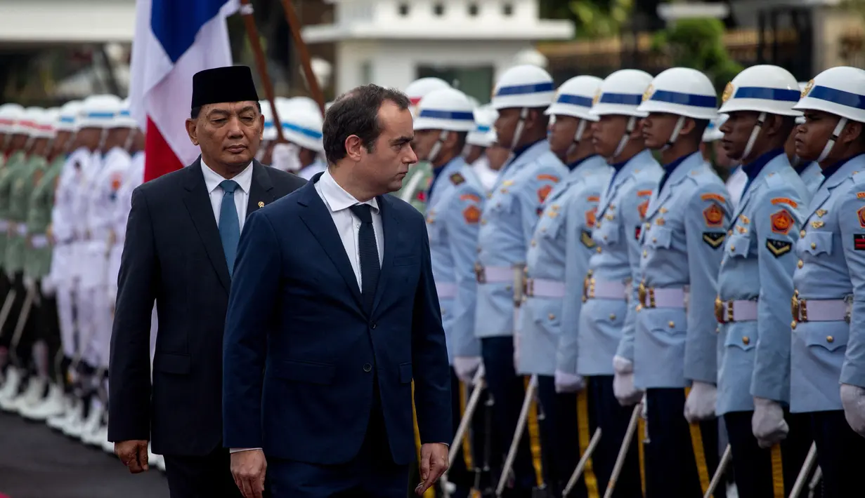 Menteri Pertahanan Republik Indonesia Sjafrie Sjamsoeddin menerima kunjungan kehormatan Menhan Prancis Sebastian Lecornu, di Gedung Kementerian Pertahanan (Kemenhan), Jalan Medan Merdeka Barat, Jakarta Pusat, Jumat (31/1/2025). (ADITYA AJI/AFP)