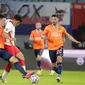 Pemain RB Leipzig,  Hwang Hee-chan, berusaha melewati pemain Basaksehir pada laga Liga Champions di Stadion RB Arena, Rabu (21/10/2020). RB Leipzig menang dengan skor 2-0. (AP/Markus Schreiber)