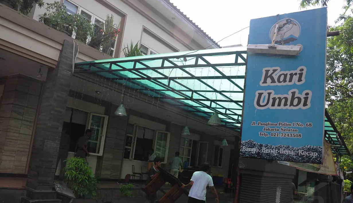 Sejumlah karyawan terlihat menyelamatkan beberapa barang saat terjadi kebakaran di Restoran Kari Umbi, Jakarta, Jumat (4/7/14). (Liputan6.com/Faizal Fanani)