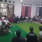 Belasan jemaah umrah asal Aceh Barat terkatung-katung di Cisarua Bogor. (Liputan6.com/Achmad Sudarno)