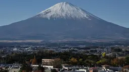 Sebelumnya, beberapa waktu lalu publik diramaikan dengan puncak Gunung Fuji yang tak juga diselimuti salju. (Richard A. Brooks/AFP)