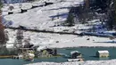Foto menunjukkan Desa Blatten yang sebagian terendam banjir setelah hujan salju baru-baru ini, lima bulan setelah tanah longsor menghancurkan desa tersebut, Blatten, Swiss, pada Selasa 28 Oktober 2025. Para ahli masih mencari penyebab di balik longsoran es tersebut. (AP Photo/Michael Probst)
