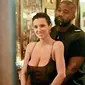 Kanye West dan Bianca Censori makan malam di Paris. (dok. Instagram @alwaysyzy/https://www.instagram.com/p/C38c3KWy01q/?img_index=1/Dinny Mutiah)
