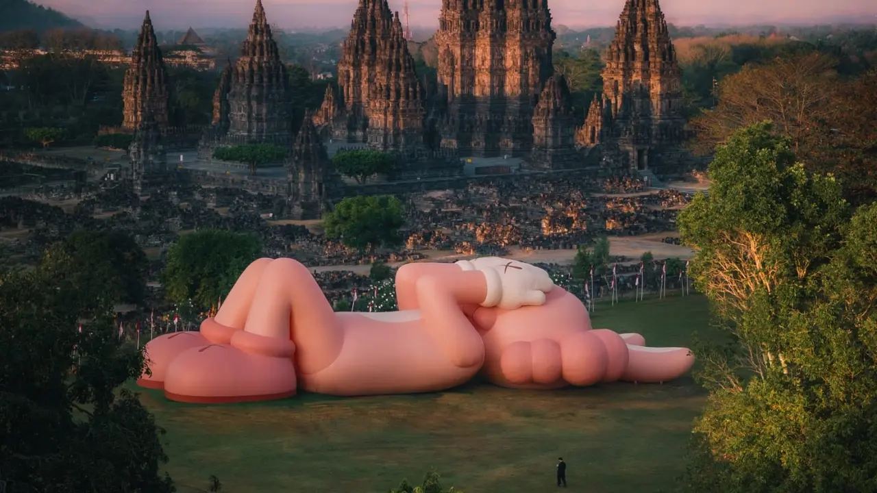 KAWS: Holiday Mampir ke Candi Prambanan, Bisa Dikunjungi hingga 31 Agustus 2023