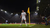 Gelandang Real Madrid, Toni Kroos, bersiap melakukan tendangan sudut saat melawan Dortmund pada laga Liga Champions di Stadion Signal Iduna Park, Dortmund, Selasa (26/9/2017). Dortmund kalah 1-3 dari Madrid. (AFP/Patrik Stollarz)