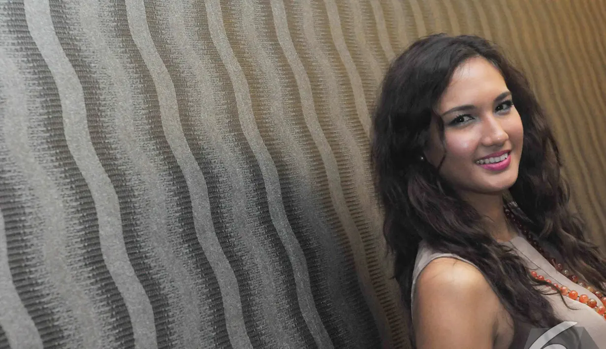 Nadine Chandrawinata tampil cantik saat ditemui di kawasan Cikini, Jakarta, Sabtu (15/11/2014) (Liputan6.com/Herman Zakharia)