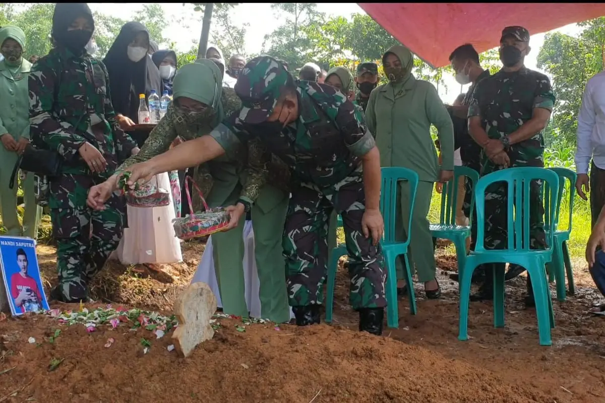 KSAD Jenderal Dudung Abdurachman dan istri tengah menabur dan doa bersama di makam Handi Saputra, salah satu korban tabrak lari Nagreg yang dilakukan oknum TNI AD.