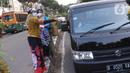 Sejumlah perempuan dengan mengenakan kebaya membagikan takjil untuk berbuka puasa bagi pengendara yang melintas di kawasan Tangerang, Banten, Rabu (21/4/2021). Pembagian takjil dengan mengenakan kebaya tersebut untuk merayakan Hari Kartini. (Liputan6.com/Angga Yuniar)