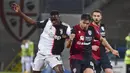 Pelatih Cagliari, Walter Zenga, merayakan kemenangan atas Juventus pada laga Serie A di Stadion Sardegna, Rabu (29/7/2020). Cagliari menang 2-0 atas Juventus. (Alessandro Tocco/Lapresse via AP)