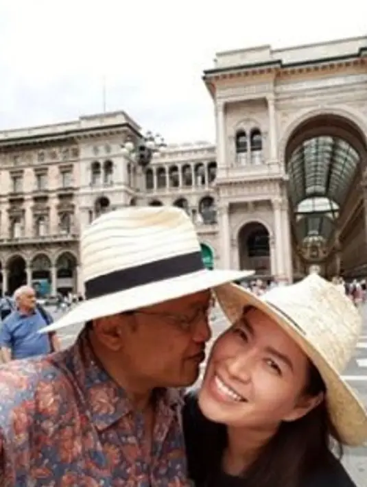 Ditahun 1993 itu juga dikabarkan bahwa Mario Teguh menikah dengan Linna. Yang kini menjadi istrinya. Bahkan beredar kabar, bahwa sebelum resmi cerai, Mario dan Linna telah resmi menikah. (Instagram/marioteguh)