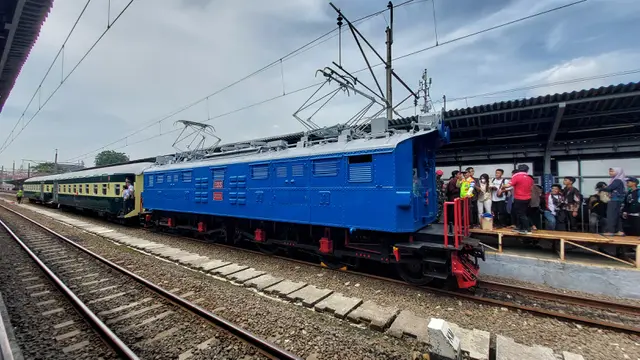 Wakil Menteri Badan Usaha Milik Negara (BUMN), Kartika Wirjoatmodjo menjajal lokomotif kereta rel listrik (KRL) pertama yang beroperasi di Indonesia. (Arief/Liputan6.com)