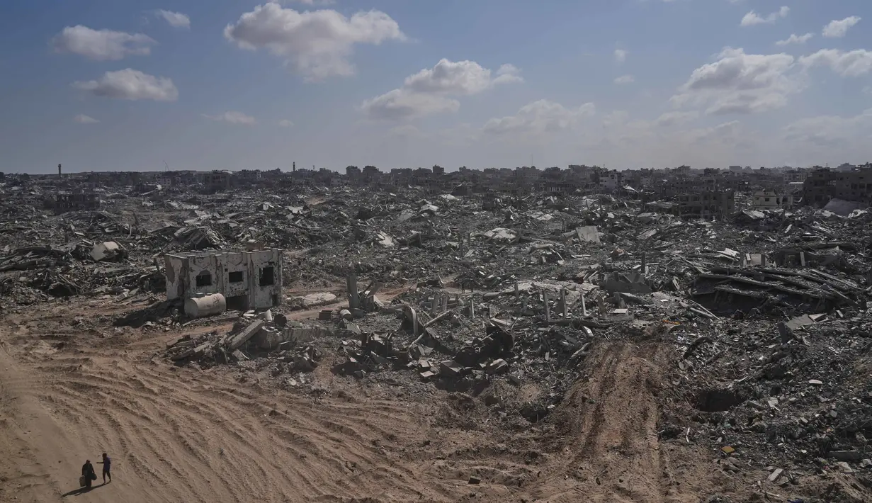 Berbagai sumber lokal melaporkan bahwa orang-orang mulai kembali ke rumah mereka sejak Jumat 10 Oktober 2025 pagi melalui pesisir Jalan Rashid dan Jalan Salah al-Din, dua jalan artileri utama yang membentang dari utara ke selatan Jalur Gaza. (AP Photo/Abdel Kareem Hana)