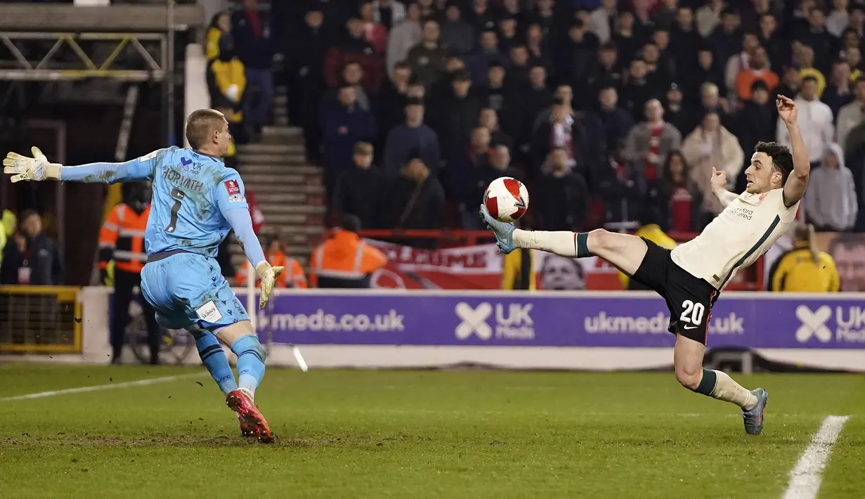 Pemain Liverpool Diogo Jota (kanan) mencetak gol ke gawang Nottingham Forest pada pertandingan sepak bola perempat final Piala FA di City Ground, Nottingham, Inggris, Minggu (20/3/2022). Liverpool menang 1-0. (AP Photo/Jon Super)