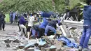Tim penyelamat mencari korban pada bangunan yang runtuh usai gempa di Kota Mamuju, Sulawesi Barat, Indonesia, Jumat (15/1/2021). Gempa yang berpusat di timur laut Majene tersebut terjadi pada Jumat (15/1/2021) pukul 02.28 Wita. (Firdaus/AFP)