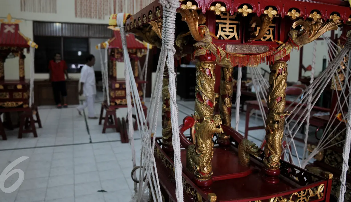 Umat Tionghoa saat melakukan persiapan perayaan cap go meh, Vihara Bodhi Dharma, Jakarta, (20/2). Cap go meh merupakan salah satu rangkaian perayaan Imlek. (Liputan6.com/Johan Tallo)