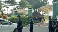 Petugas Keamanan Memeriksa Sebuah Mobil yang Akan Masuk ke Gedung DPR RI, Senayan, Jakarta. Rabu (22/5/2019). (Foto: Merdeka.com)