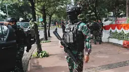 Sejumlah personel Tentara Nasional Indonesia (TNI) dikerahkan menyusul gelombang aksi unjuk rasa yang berujung aksi perusakan terhadap berbagai fasilitas umum. (AP Photo/Tatan Syuflana)