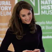 Duchess of Cambridge, Kate Middleton saat melakukan kunjungan ke Natural History Museum, London, Rabu (9/10/2019). Istri Pangeran William tersebut hadir memberi dukungan untuk keanekaragaman hayati Inggris. (Kirsty Wigglesworth / POOL / AFP)