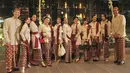 Pada acara akad nikah, Adira tampil anggun dalam balutan kebaya modern dengan rok batik. Kombinasi ini memberikan kesan tradisional namun tetap modern dan stylish. Ia terlihat sangat cantik dan menawan saat berdiri sejajar dengan para bridesmaid lainnya. (Liputan6.com/IG/@adirakania)
