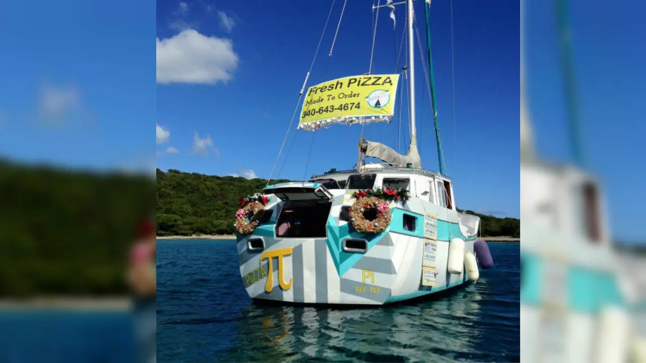 Memiliki Karir Sukes, Pasangan Ini Memutuskan Jualan Piza di Laut-01