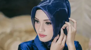 Calon istri Gubernur Kalteng Sugianto Sabran, Yulistra Ivo berpose dengan mengenakan kerudung dan busana berwarna biru. Yulistra Ivo adalah wanita 25 tahun yang dikabarkan akan resmi menjadi istri Sugianto Sabran. (Facebook/yuliastraivo)