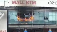 Kebakaran terjadi di pusat perbelanjaan Bogor Trade Mal (BTM), Minggu (31/1/2021) sore. (Foto: Achmad Sudarno/Liputan6.com).
