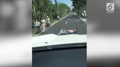 Sejumlah siswa konvoi saat dinyatakan lulus SMA. Namun seorang siswa malah terjatuh ke jalan dan menggelepar seperti kesurupan.