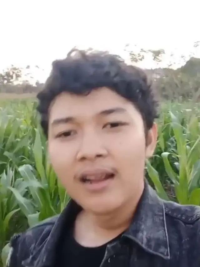 Anak Petani, Ini 5 Potret Komika Nopek Novian Saat di Sawah