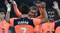 Dua penyerang Barcelona, Ferran Torres dan Lamine Yamal, merayakan gol ke gawang Real Betis dalam laga jornada 15 La Liga Spanyol 2025/2026 di Estadio La Cartuja de Sevilla, Minggu (7/12/2025) dini hari WIB. Barcelona menang 5-3 dalam lawatannya ke markas Real Betis itu. (CRISTINA QUICLER / AFP)