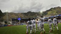 Para pemain Real Madrid merayakan gol yang dicetak oleh Cristiano Ronaldo ke gawang Eibar pada laga La Liga di Stadion Ipurua, Sabtu (10/3/2018). Eibar takluk 1-2 dari Real Madrid. (AP/Alvaro Barrientos)