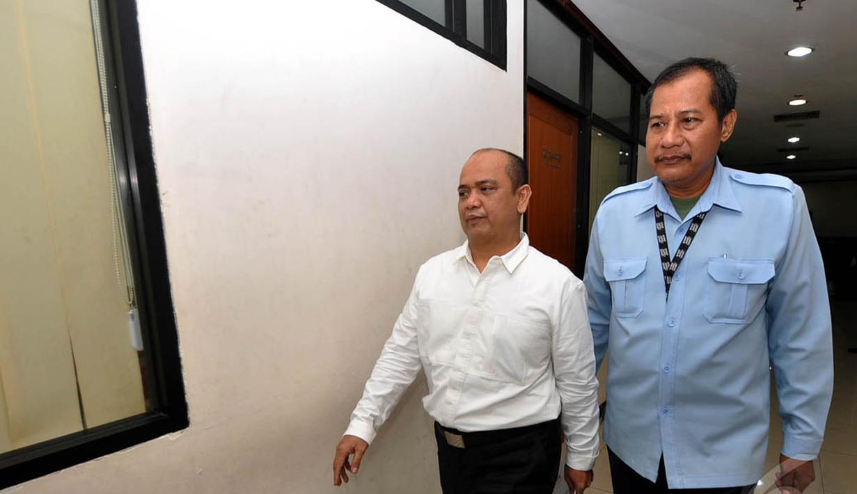 Pengusaha Gulat Manurung (kiri) enggan memberikan komentar terkait kasus yang menjeratnya usai meninggalkan ruang sidang Pengadilan Tipikor, Jakarta, Senin (15/12/2014). (Liputan6.com/Miftahul Hayat)