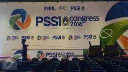 Pekerja melintas di depan baliho Kongres PSSI di Ballroom Hotel Mercure Ancol Jakarta, Rabu (9/11). Kongres PSSI 2016 akan memilih Ketua dan Wakul Ketua serta anggota Komite Ekssekuitf. (Liputan6.com/Helmi Fithriansyah)