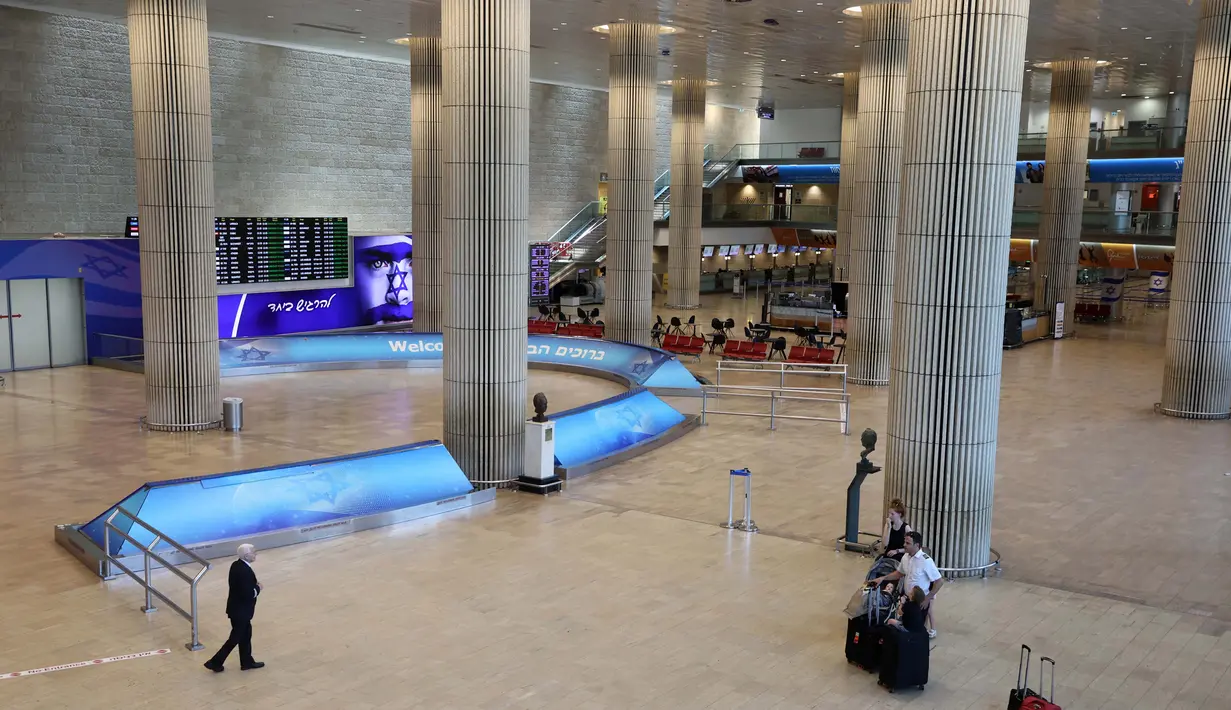 Sementara, menurut militer Israel, Iran meluncurkan 100 pesawat tanpa awak sebagai tanggapan terhadap Israel yang pertahanannya sedang berupaya mencegat. (GIL COHEN-MAGEN/AFP)