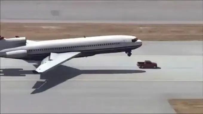 Kecelakaan Ajaib! Pesawat Ini 'Landing' di Atas Mobil