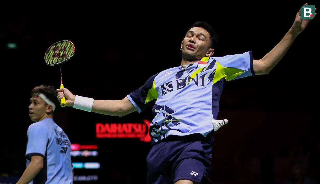 Pebulutangkis ganda putra Indonesia, Fajar Alfian/Muhammad Rian Ardianto gagal mengembalikan kok saat bertanding melawan pebulutangkis ganda putra China, China, Liu Yu Chen/Ou Xuan Yi pada laga perempatfinal Indonesia Masters 2023 di Istora Senayan, Jakarta, Jumat (27/01/2023). Fajar Alfian kalah dengan skor 21-11, 13-21, 23-25. (Bola.com/Bagaskara Lazuardi)