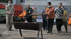 Petugas memusnahkan obat ilegal dalam operasi Storm VI tahun 2015 di kantor BPOM, Jakarta, Selasa (27/10/2015). BPOM memusnahkan produk obat dan kosmetika ilegal sebanyak 3.671 buah senilai Rp 20,8 miliar. (Liputan6.com/Gempur M Surya)