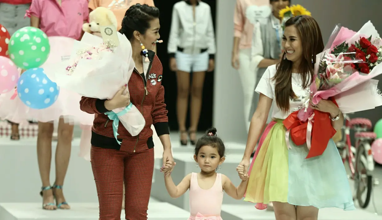 Tidak menyangka ketika mengajak Bilqis berjalan di catwalk IFW 2017, buah hatinya itu tidak terlihat malu. Bahkan di usianya yang masih balita, Bilqis tampak ketagihan berada di atas panggung. (Galih W. Satria/Bintang.com)